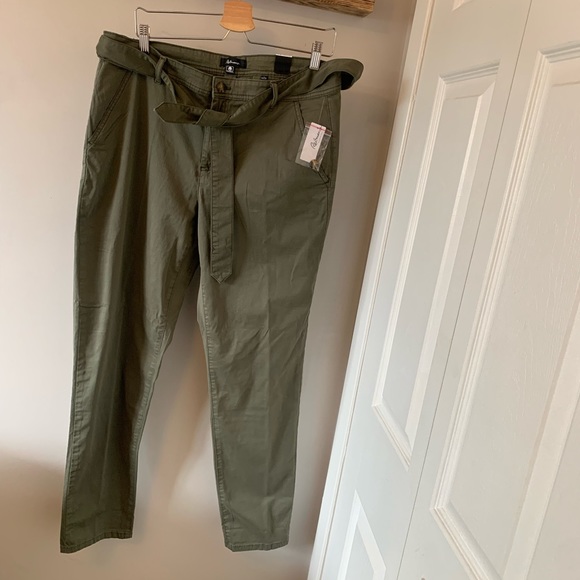 Reitmans Pants - 🎉SALE🎉 NWT / Reitmans / Slim Leg / Green Pant / Tie Belt